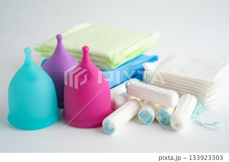 Menstruation cycle with sanitary pad and cotton tampon for woman hygiene and protection. Menstruation cycle with sanitary pad and cotton tampon for woman hygiene and protection. 133923303