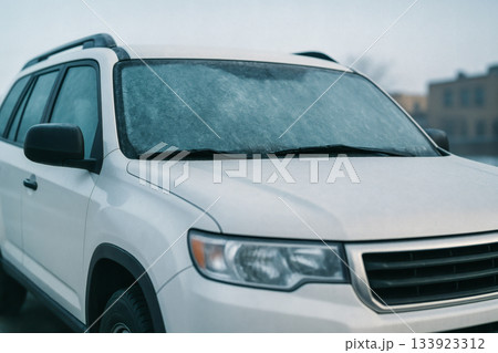 寒さで窓ガラスが凍り付いた車 133923312