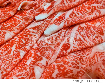 皿に並べられたスライス肉 133923336