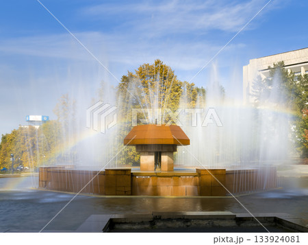 秋晴れの公園の噴水と虹～カザフスタン・アルマトイ / Almaty, Kazakhstan 133924081