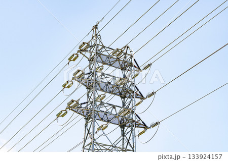 重要な社会インフラの送電線(電力イメージ) 重要な社会インフラの送電線(電力イメージ) 133924157
