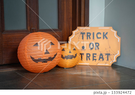 ハロウィン飾りとジャックオーランタンの置物/Trick or Treatの看板とオレンジランタン ハロウィン飾りとジャックオーランタンの置物/Trick or Treatの看板とオレンジランタン 133924472