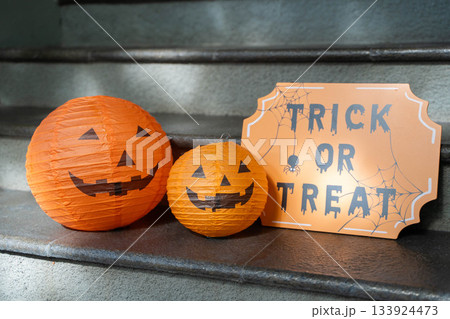 ハロウィン飾りとジャックオーランタンの置物/Trick or Treatの看板とオレンジランタン ハロウィン飾りとジャックオーランタンの置物/Trick or Treatの看板とオレンジランタン 133924473