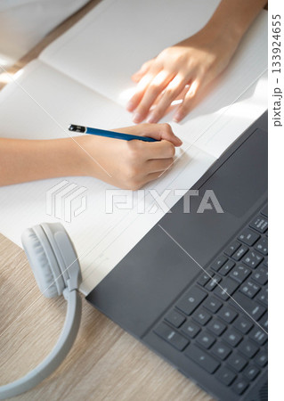 リモートスタディのイメージ/PCとノートで勉強する手元 リモートスタディのイメージ/PCとノートで勉強する手元 133924655