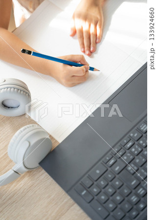 リモートスタディのイメージ/PCとノートで勉強する手元 リモートスタディのイメージ/PCとノートで勉強する手元 133924660