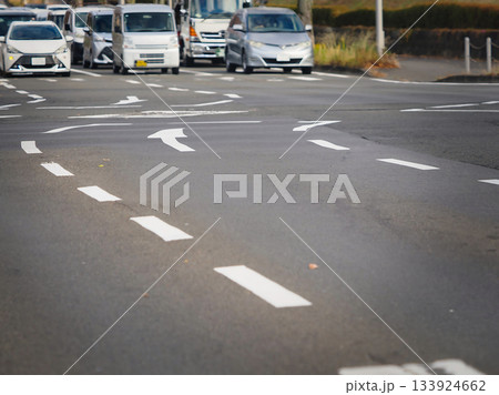 交差点の右折専用レーン 133924662