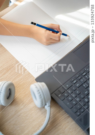 リモートスタディのイメージ/PCとノートで勉強する手元 133924788
