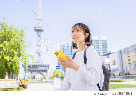 スマートフォンを持つ女性 スマートフォンを持つ女性 133924861