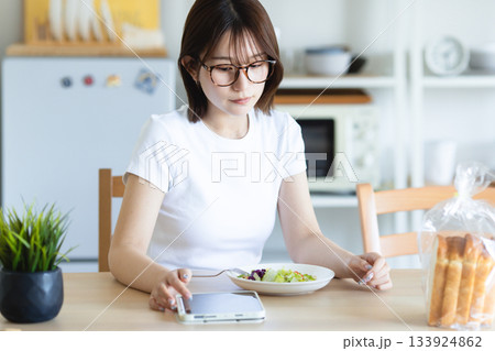 朝食を食べる若い女性 朝食を食べる若い女性 133924862