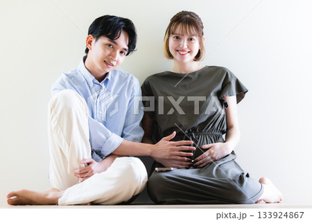 若い夫婦　妊婦 133924867