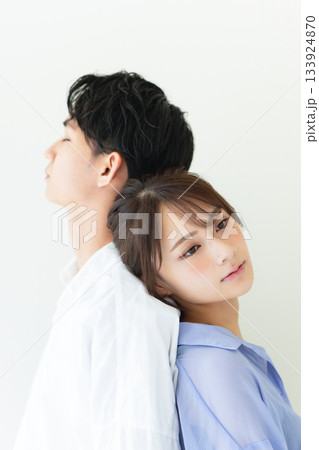 背中合わせの男女 133924870