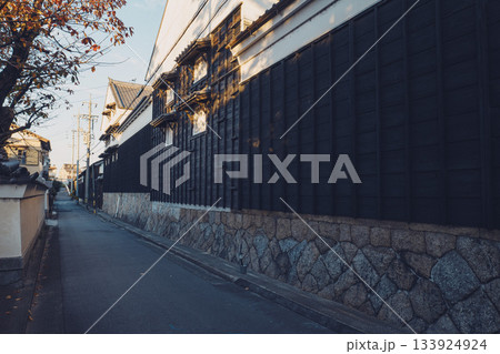 愛知県岡崎市にある八丁味噌蔵の歴史漂う黒壁の八丁蔵通り 133924924