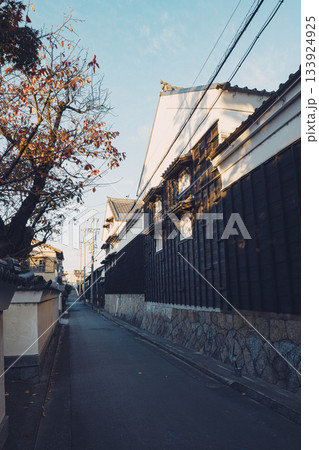 愛知県岡崎市にある八丁味噌蔵の歴史漂う黒壁の八丁蔵通り 愛知県岡崎市にある八丁味噌蔵の歴史漂う黒壁の八丁蔵通り 133924925