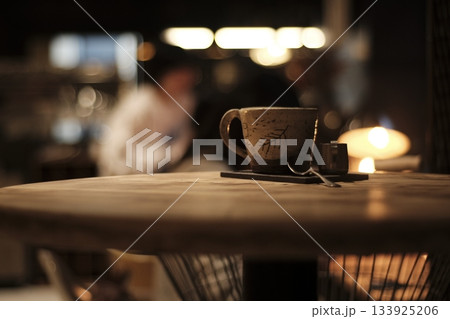 カフェで飲むコーヒー カフェで飲むコーヒー 133925206
