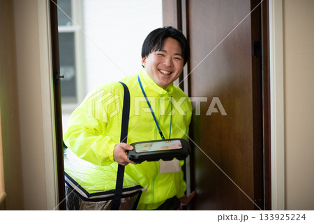 宅食弁当の配達員 宅食弁当の配達員 133925224