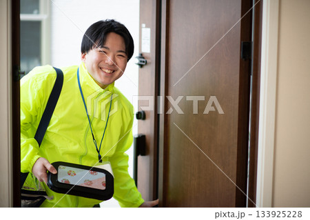 宅食弁当の配達員 宅食弁当の配達員 133925228