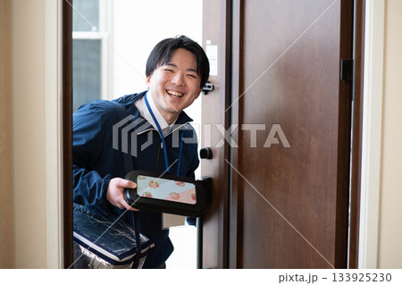 宅食弁当の配達員 宅食弁当の配達員 133925230