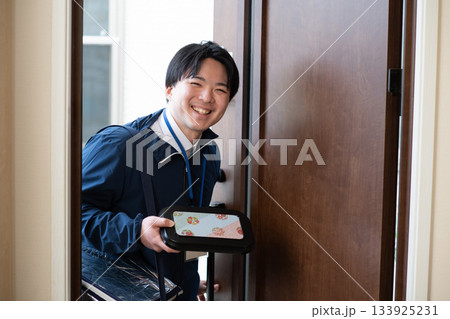 宅食弁当の配達員 133925231