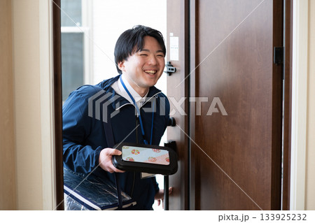 宅食弁当の配達員 133925232