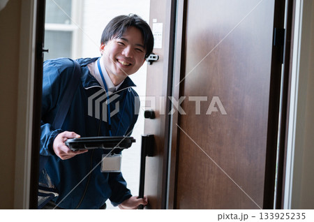 宅食弁当の配達員 133925235