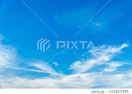 夏　白い雲と青空のスペース 133925395