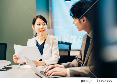 オフィスで打ち合わせをするミドルの女性 133925551