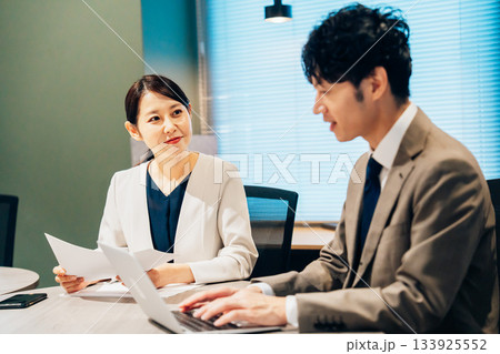 オフィスで打ち合わせをするミドルの女性 133925552