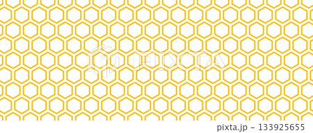 Seamless honeycomb pattern texture. Golden honey beehive mosaic shape wallpaper. Repeating outline geometric hexagonal structure. Yellow repeated linear hexagon grid background. Vector backdrop 133925655
