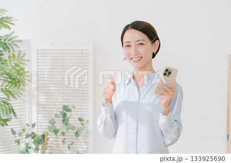 スマホを持つ40代女性 133925690