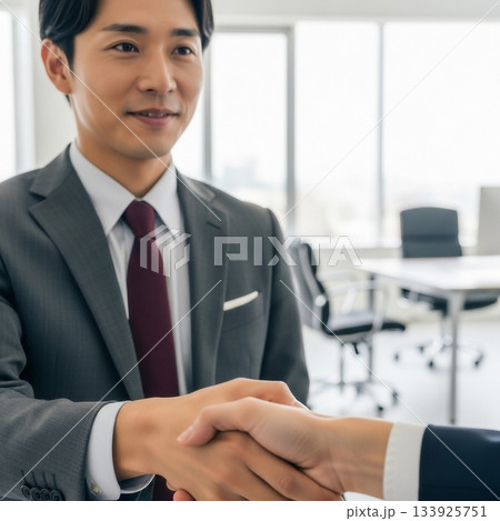 握手をするビジネスマン4 133925751