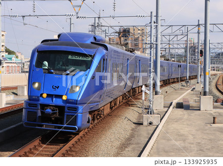 鹿児島本線 折尾駅に到着する883系特急ソニック 鹿児島本線 折尾駅に到着する883系特急ソニック 133925935