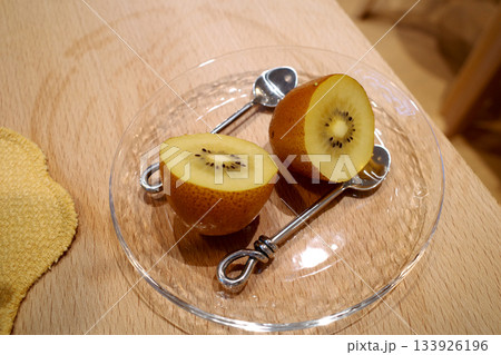 korea cafe fruit kiwi gold plate food 133926196