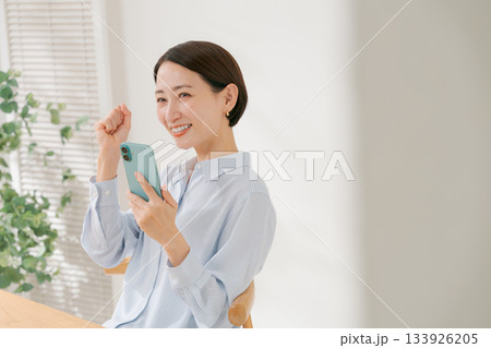 スマホを持つ40代女性 スマホを持つ40代女性 133926205