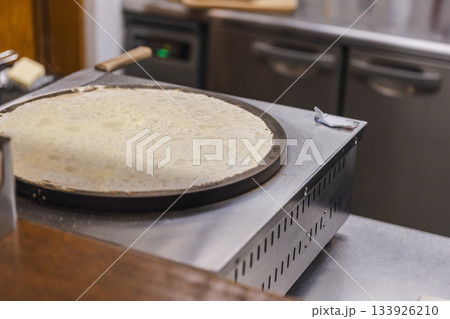クレープ生地を焼く調理台 クレープ生地を焼く調理台 133926210