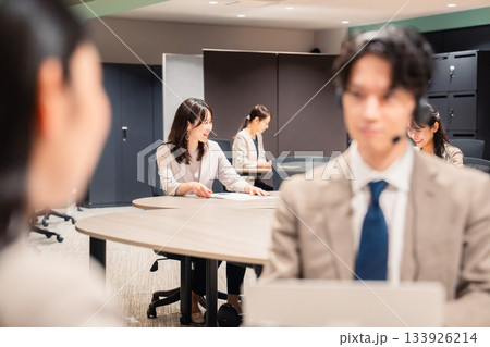 オフィスで楽しく話しながら働く女性 133926214