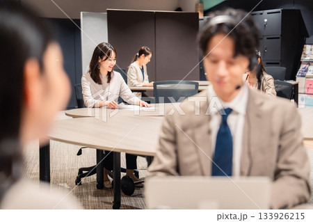 オフィスで楽しく話しながら働く女性 133926215