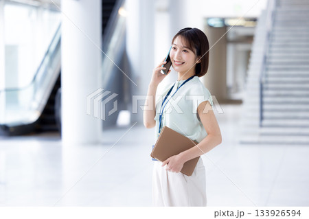 ビジネス　スマホ　電話をしている女性 133926594