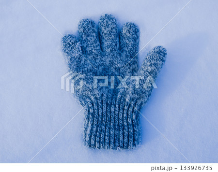 雪の上に置かれたグレーの編み手袋 133926735