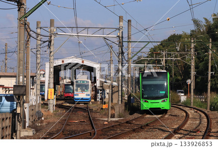 筑豊電鉄　楠橋駅を発車した5000系電車と車庫 133926853
