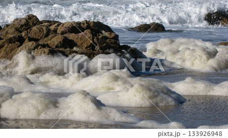 打ち寄せる白波と波飛沫と波の花 133926948