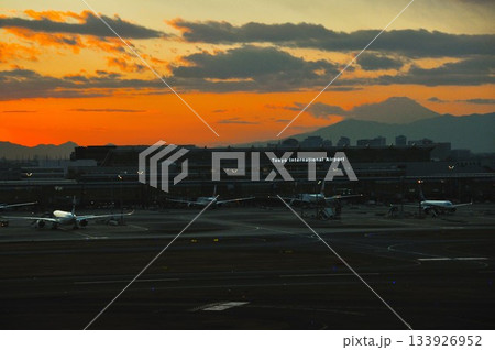 羽田空港と富士山夕景 133926952