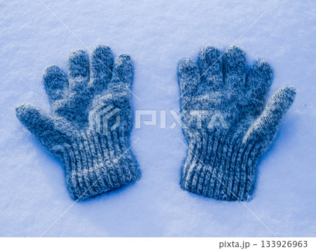 雪の上に佇む温かい手袋 雪の上に佇む温かい手袋 133926963