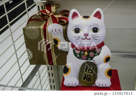 縁起物の招き猫が福を招く　正月笑福グッツ商品の招き猫 133927013