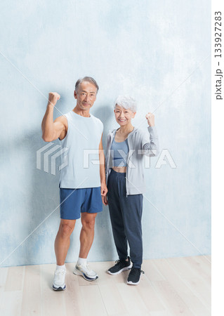 スポーツマンのシニア男女 133927283