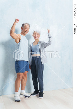 スポーツマンのシニア男女 スポーツマンのシニア男女 133927284