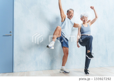 スポーツマンのシニア男女 スポーツマンのシニア男女 133927292