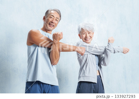 スポーツマンのシニア男女 スポーツマンのシニア男女 133927293