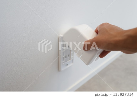 感電や悪戯を防ぐコンセントカバー取付シーン。安全対策の概念。 133927314