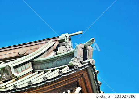 平塚市　田村八坂神社の屋根（冬、十二月） 133927396