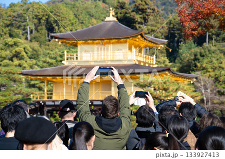外国人観光客で賑わう京都・金閣寺 133927413
